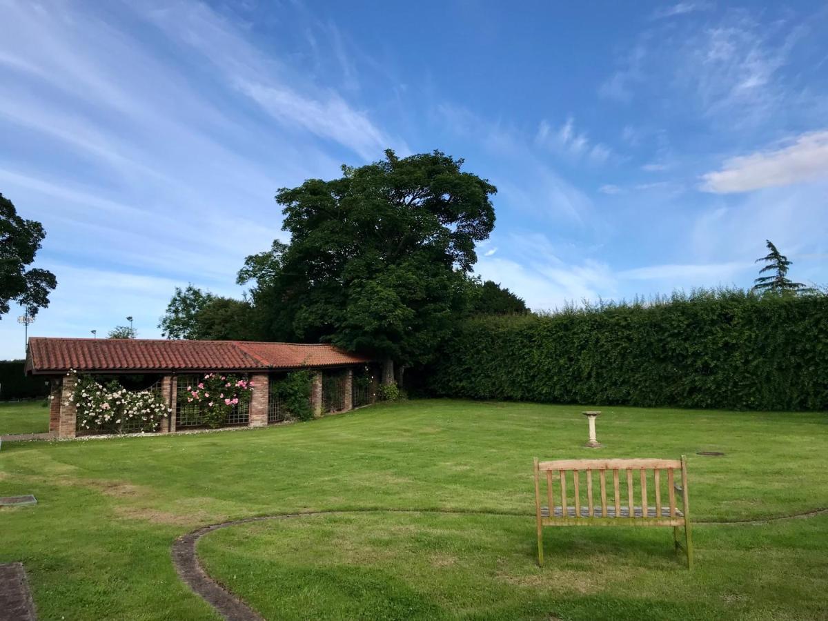 Charming Hen Cottage Countryside Retreat Lincoln Newball Extérieur photo
